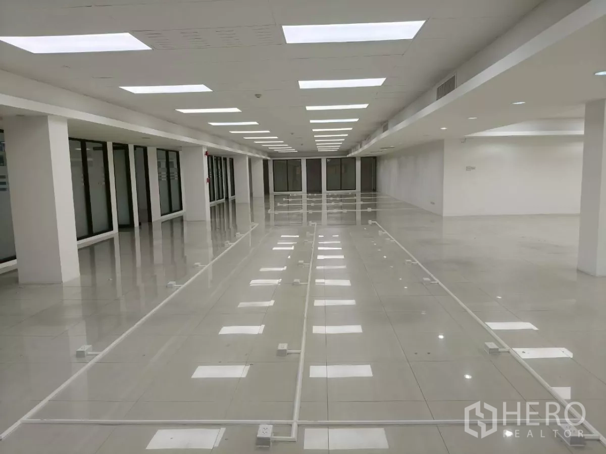 Office Space for rent in Chatuchak, Bangkok - Deep floor plate office showing cable trunking on tiles and even ceiling lighting