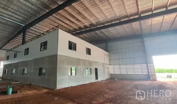 Warehouse for rent in Mueang Samut Sakhon, Samut Sakhon - Two-storey internal office block inside the warehouse beneath the tall roof.