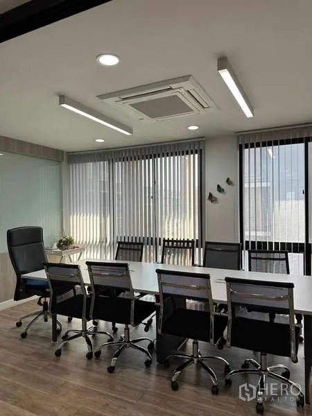 Home Office for rent in Bueng Kum, Bangkok - Boardroom featuring a long meeting table, swivel chairs, cassette air-con, and vertical blinds.