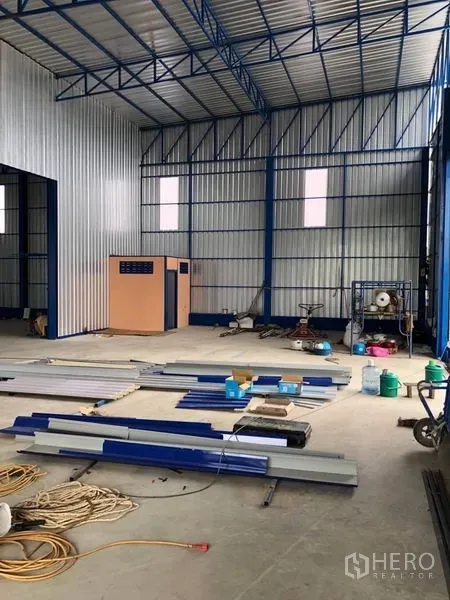 Warehouse for rent in Bang Kapi, Bangkok - Spacious warehouse interior with high steel truss ceiling and concrete floor.
