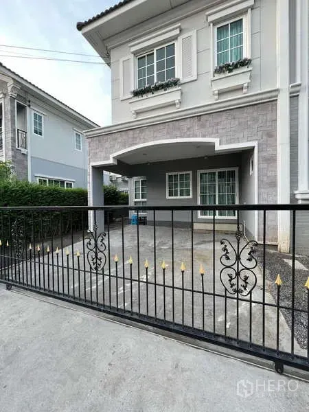 独立式住宅 出租或出售在Khan Na Yao, Bangkok - 曼谷康那耀区两层独栋住宅，带大门车位和阳台。
