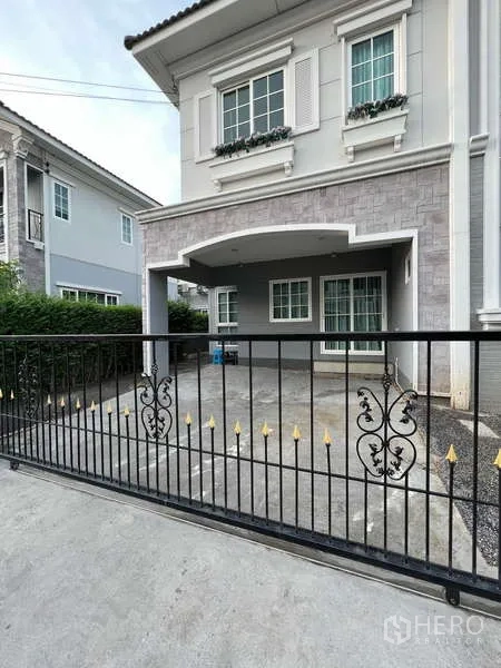 独立式住宅 出租或出售在Khan Na Yao, Bangkok - 曼谷康那耀区两层独栋住宅，带大门车位和阳台。