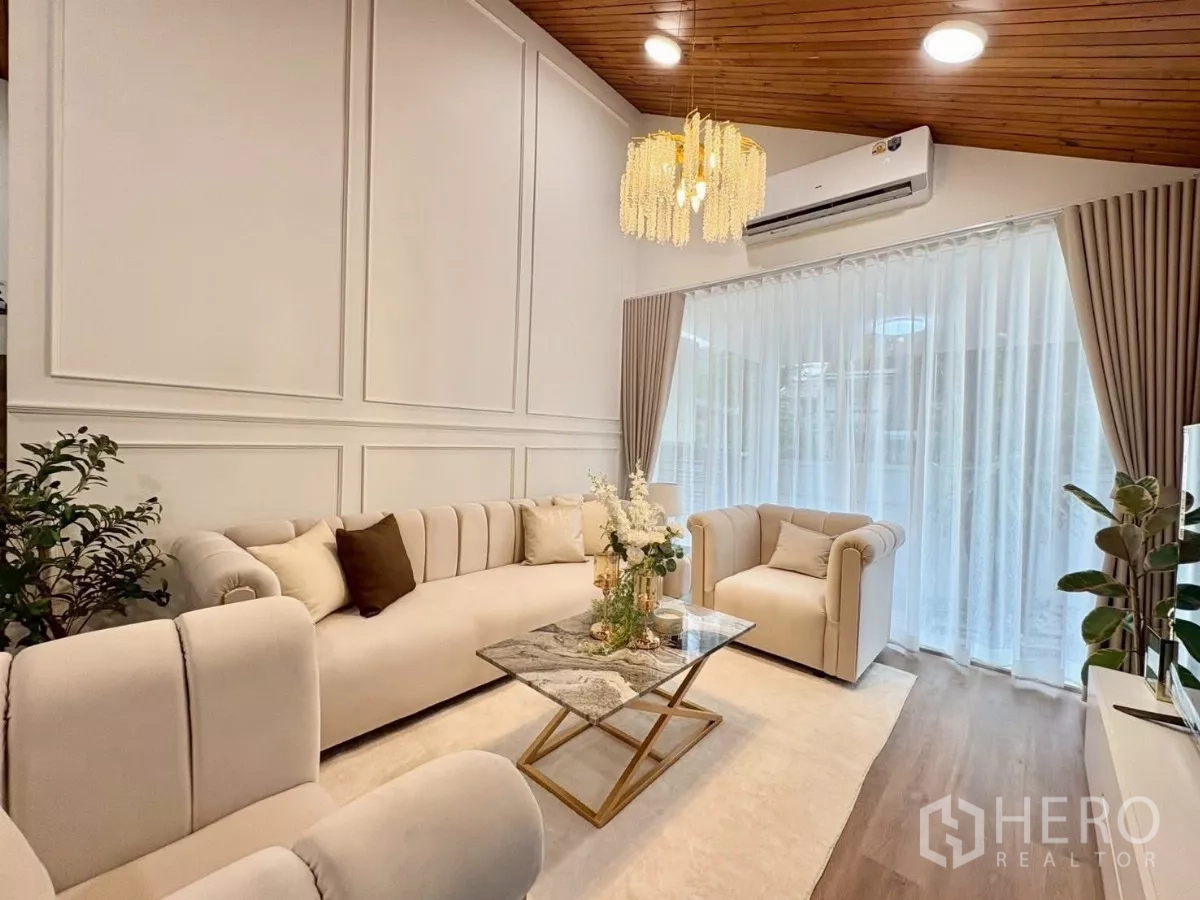 独立式住宅 出租在Huai Khwang, Bangkok - 舒适休闲角，柔软沙发与落地窗帘