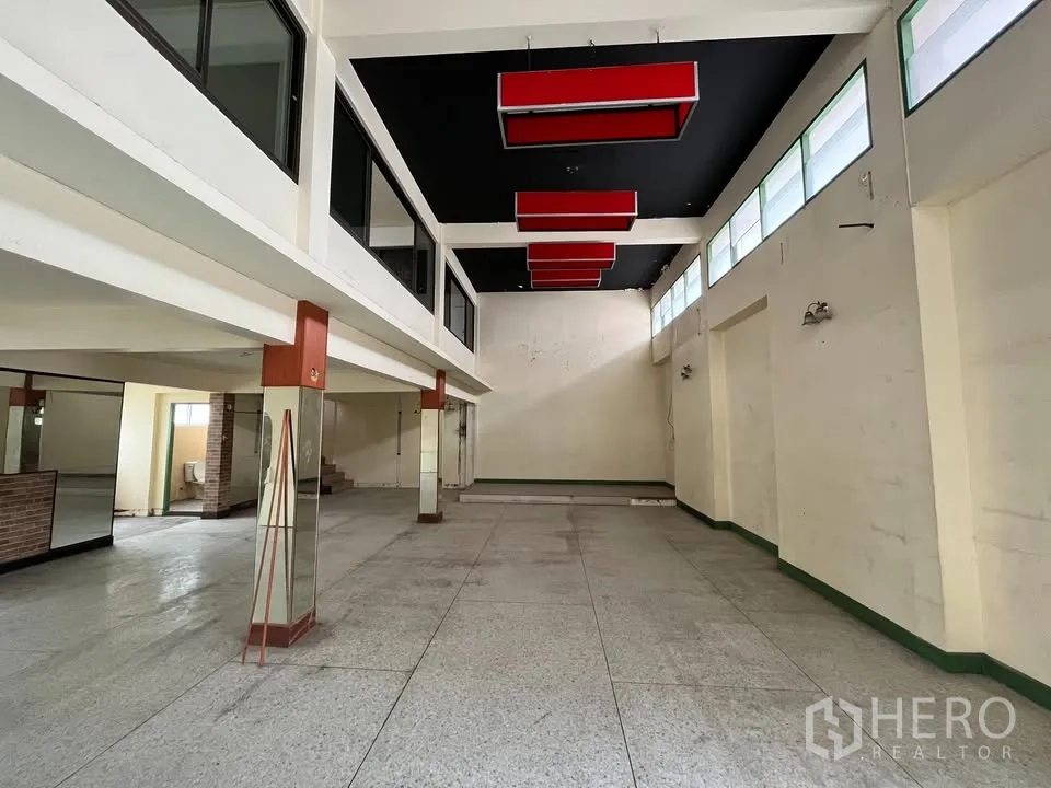 Detached House for rent in Suan Luang, Bangkok - High-ceilinged hall with clerestory windows and black ceiling.