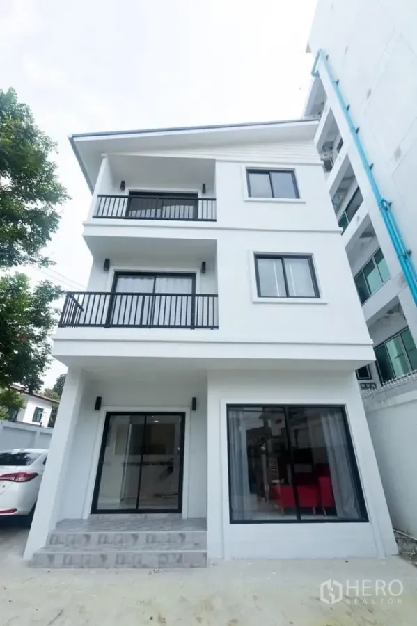 Detached House for rent in Khlong Toei, Bangkok - Three-storey white detached house with balconies and large windows