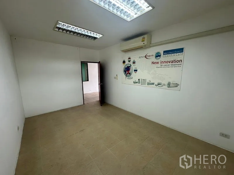 Warehouse for rent in Suan Luang, Bangkok - Private office featuring a split-type air conditioner and tiled flooring.