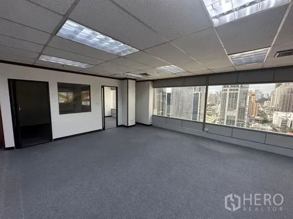 Office Space for rent in Pathum Wan, Bangkok - Spacious workspace with corner windows, abundant natural light and access to internal rooms.
