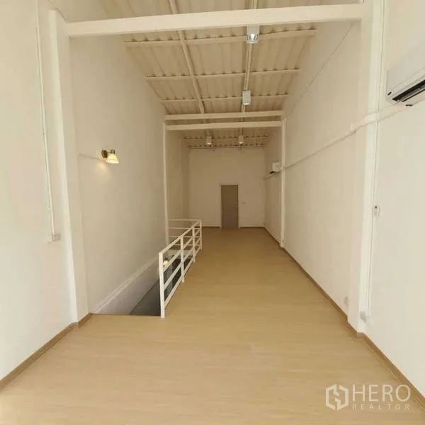 Shophouse for rent or sale in Khlong Toei, Bangkok - Spacious upper floor with air-conditioning and track lighting.