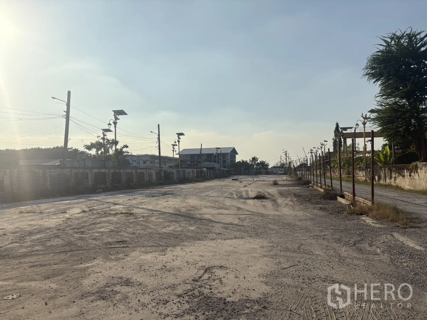 货栈 出租在Bang Phli, Samut Prakan - 宽阔后场地，适合集装箱停车与车辆流线。