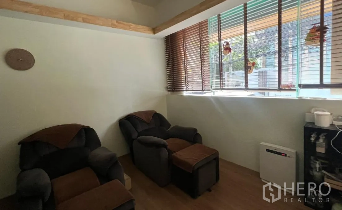 Retail Space for rent in Khlong Toei, Bangkok - Lounge with reclining chairs, wood blinds and ample natural light.