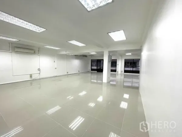 Office Space for rent in Khlong Toei, Bangkok - Bright open-plan office with tiled floors, white walls and ceiling lights.