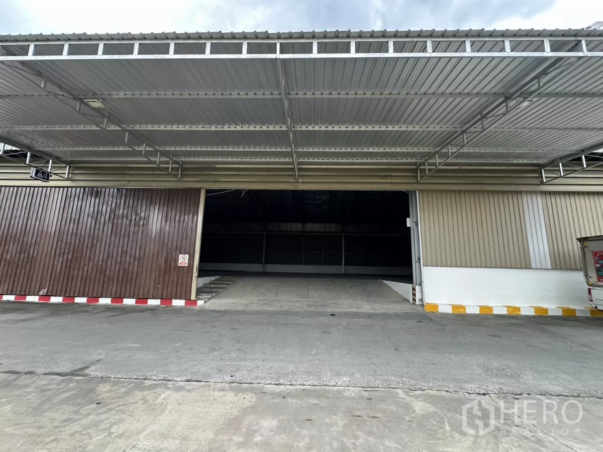 คลังสินค้า ให้เช่าในLat Krabang, Bangkok - ทางเข้าช่องโหลดสินค้าแบบยกระดับ ประตูบานเลื่อนขนาดใหญ่และกันสาดกว้างสำหรับขนถ่ายทุกสภาพอากาศ