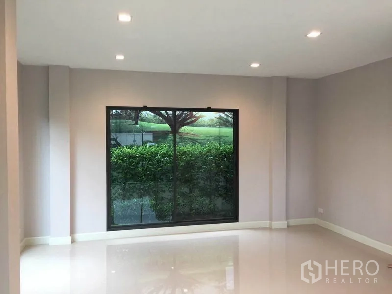 บ้าน ขายในPak Kret, Nonthaburi - ห้องโล่งกว้าง หน้าต่างบานใหญ่และไฟดาวน์ไลท์