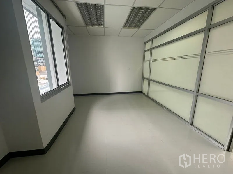 办公空间 出租在Bang Rak, Bangkok - 紧凑办公室，设窗户与磨砂玻璃隔断墙。