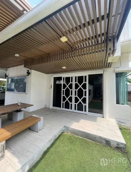 Detached House for rent in Bang Phli, Samut Prakan - Covered patio with wooden slat pergola and picnic bench beside the garden.