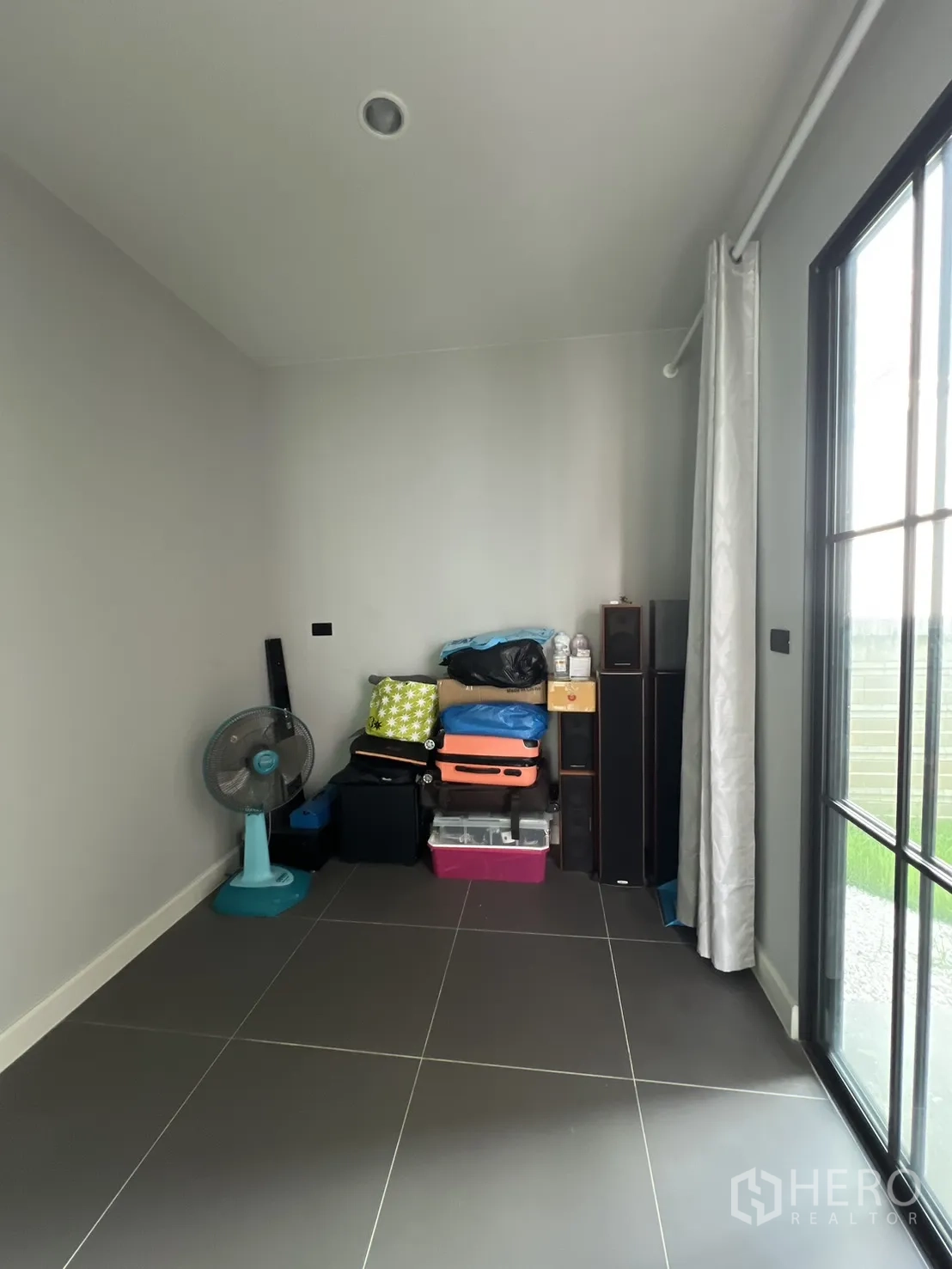 Detached House for rent or sale in Mueang Pathum Thani, Pathum Thani - Bathroom with raised shower zone, vanity and toilet.