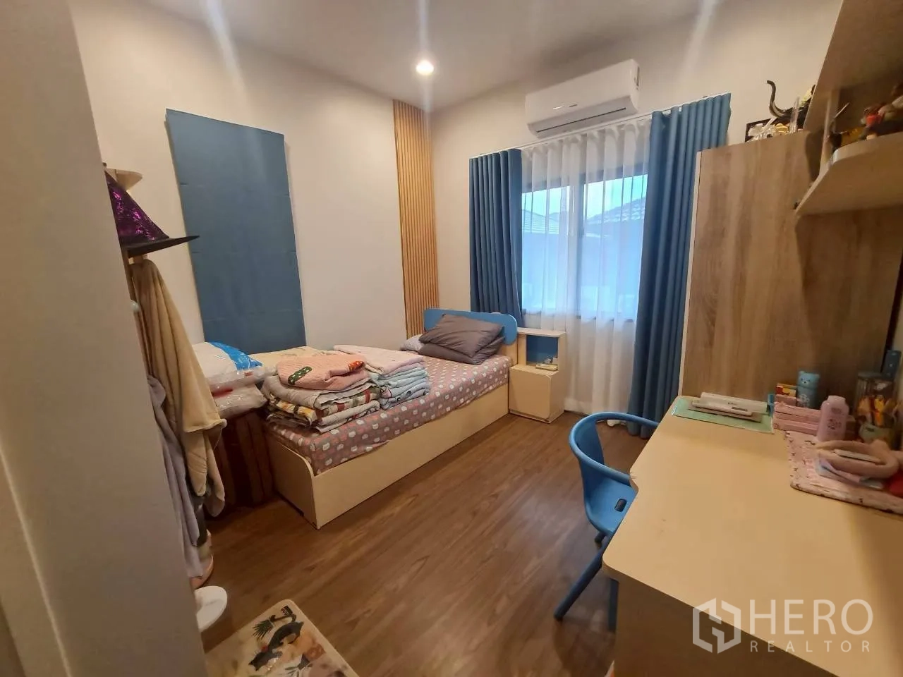 Detached House for rent or sale in Lam Luk Ka, Pathum Thani - Another kid’s bedroom with built-in desk, storage and soft lighting.