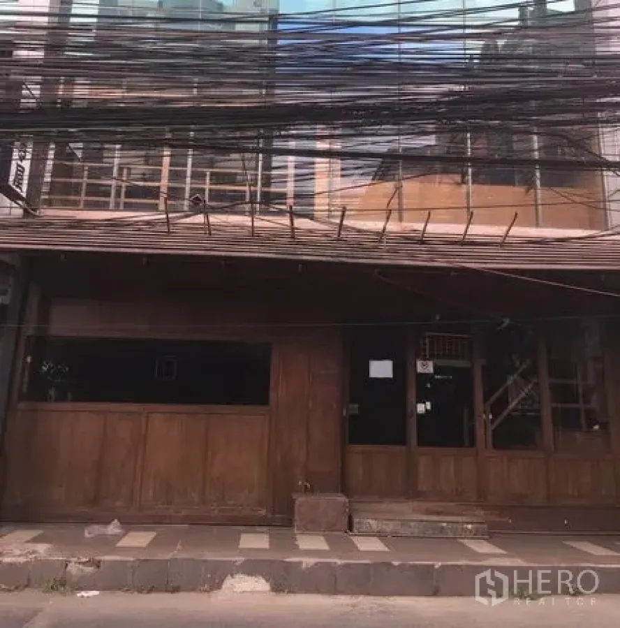 零售空间 出租在Watthana, Bangkok - 通罗街边木质店面，宽大玻璃橱窗与招牌位，临街门面，靠近BTS通罗站，适合零售或展示。
