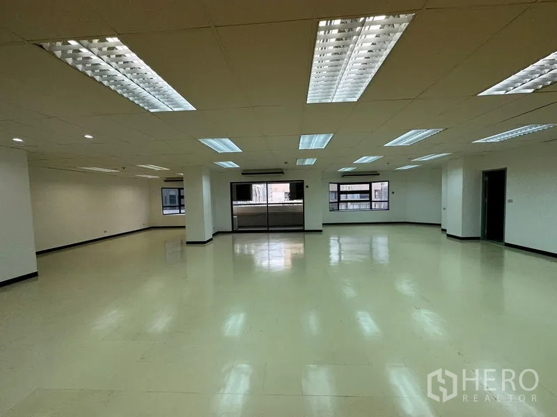 สำนักงาน ให้เช่าในPathum Wan, Bangkok - พื้นที่สำนักงานแบบเปิดกว้าง ไฟเพดานหลายจุด มีหน้าต่างรอบด้านและเสากลางห้อง