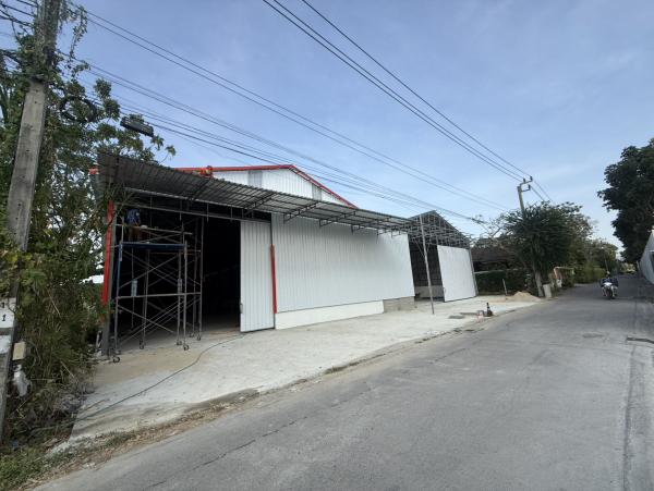 Warehouse for rent in Saphan Sung, Bangkok - Dual-bay warehouse exterior with metal awnings and concrete forecourt in Saphan Sung, Bangkok.