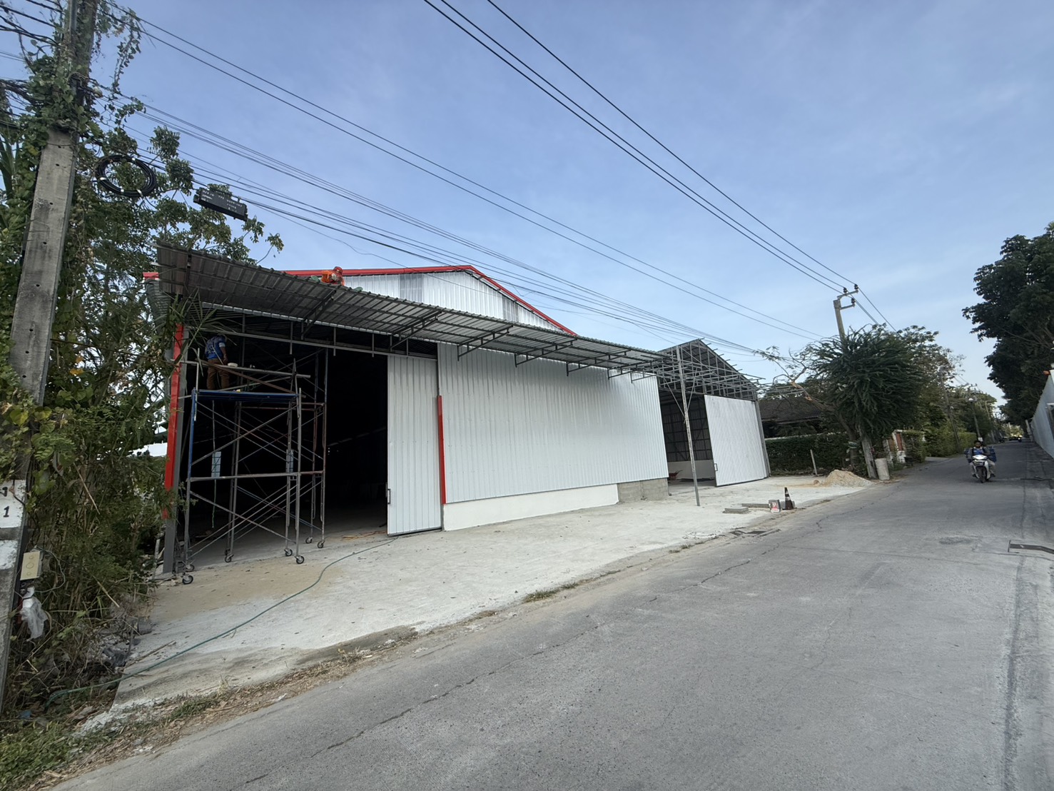 Warehouse for rent in Saphan Sung, Bangkok - Dual-bay warehouse exterior with metal awnings and concrete forecourt in Saphan Sung, Bangkok.