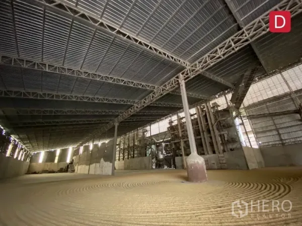 Factory for rent in Chachoengsao - Industrial hall with central column, steel structure and louvered walls for airflow.