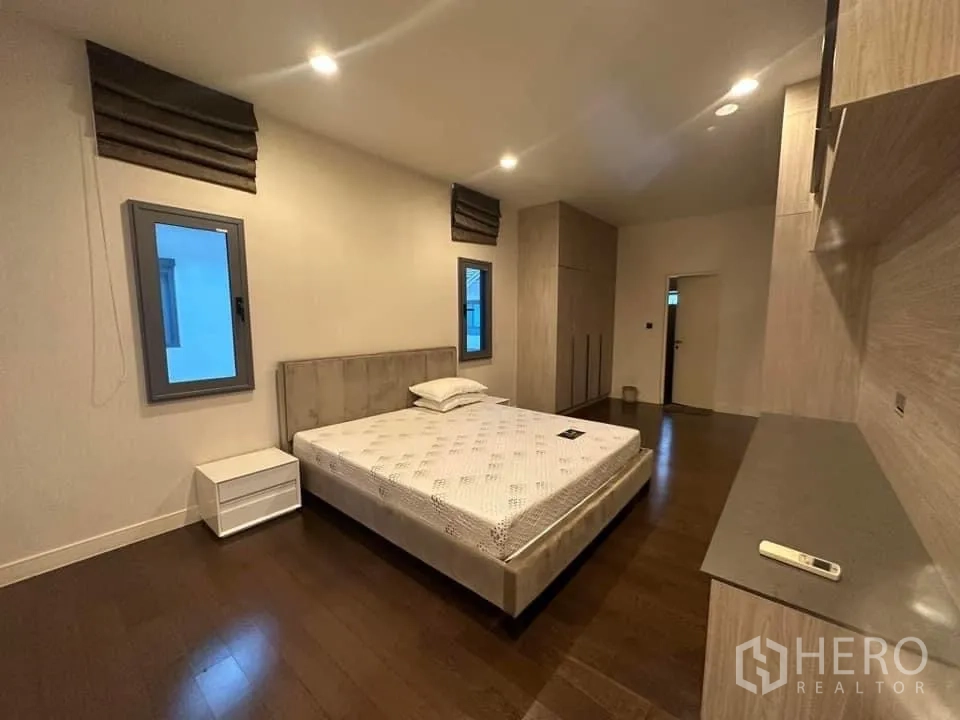 Detached House for rent in Bang Kapi, Bangkok - Large bedroom with fitted storage, wood floors and soft downlights.