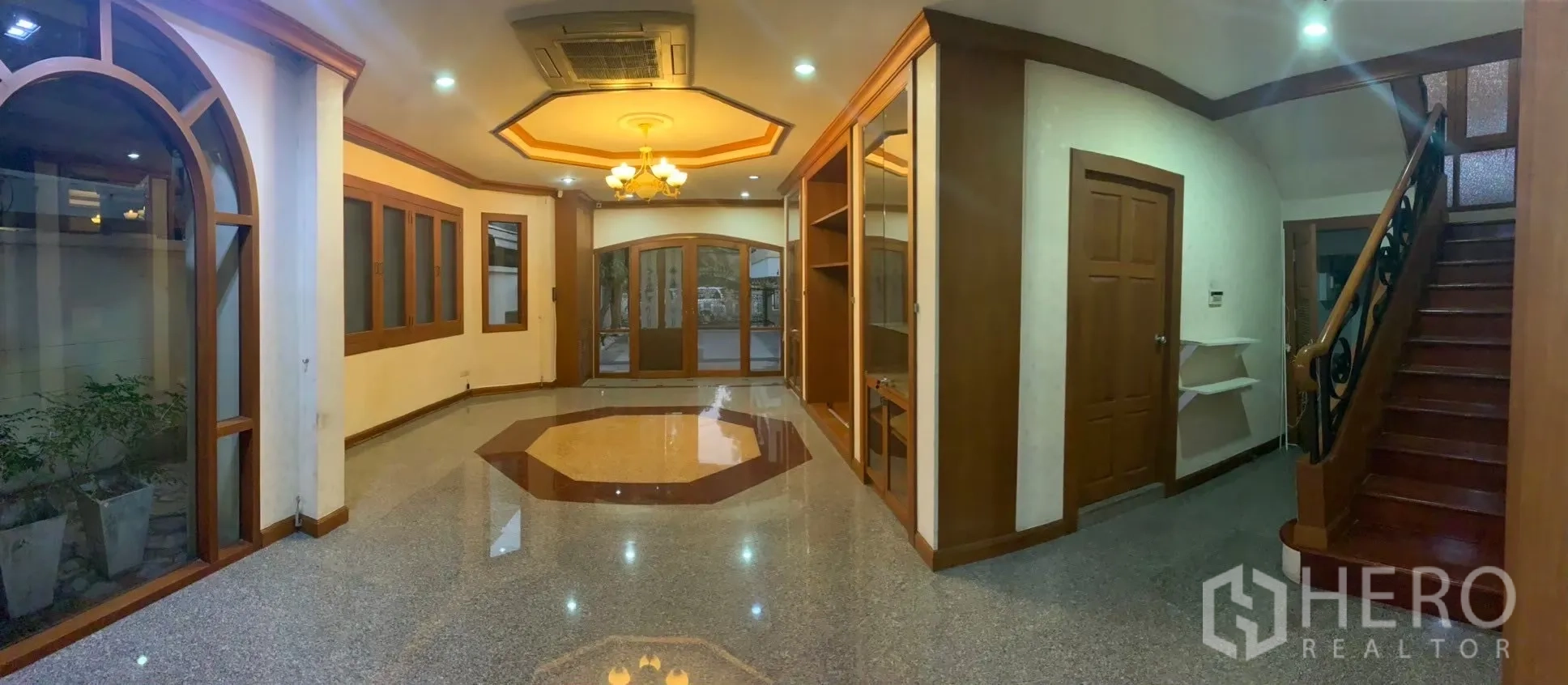 独立式住宅 出租在Watthana, Bangkok - 宽敞客厅，光亮地面、木装饰与楼梯