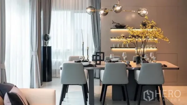 บ้าน ให้เช่าในPrawet, Bangkok - โต๊ะรับประทานอาหาร 6 ที่นั่ง ใต้โคมไฟทรงกลมและชั้นโชว์ไฟซ่อน