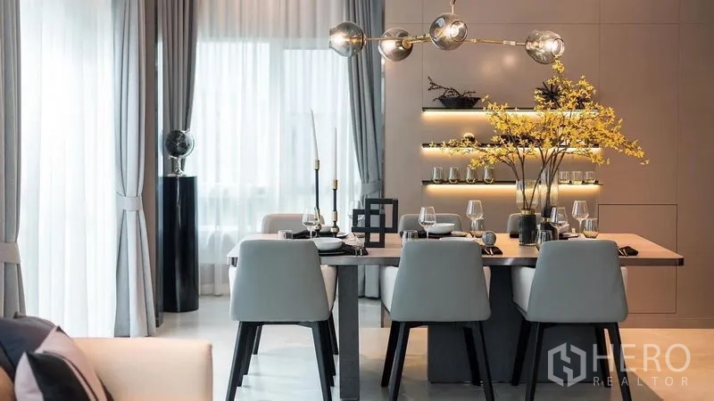บ้าน ให้เช่าในPrawet, Bangkok - โต๊ะรับประทานอาหาร 6 ที่นั่ง ใต้โคมไฟทรงกลมและชั้นโชว์ไฟซ่อน