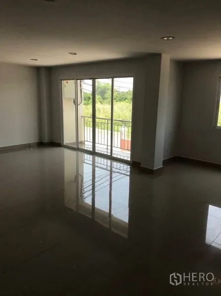 工厂 出租或出售在Mueang Samut Sakhon, Samut Sakhon - 宽敞办公室，推拉玻璃门通向小阳台，采光充足。