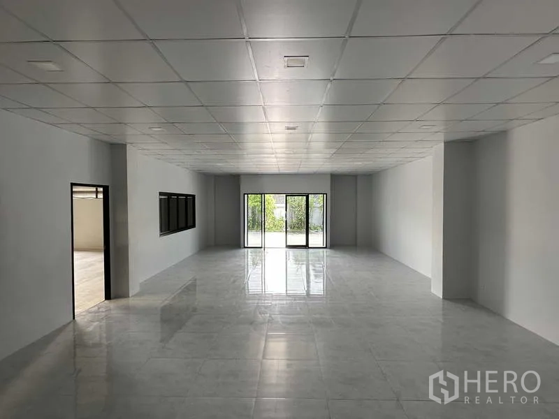 Warehouse for rent in Bang Phli, Samut Prakan - Bright office room with glass entrance doors and generous natural light.