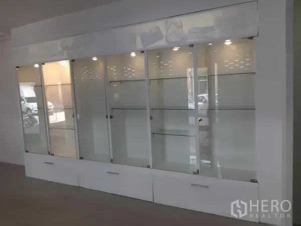 办公空间 出租在Khlong Toei, Bangkok - 内置带照明的玻璃展示柜，滑动门设计