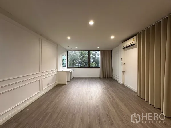 Townhouse for rent in Watthana, Bangkok - Spacious multipurpose room with large window, recessed lighting and a built-in desk.