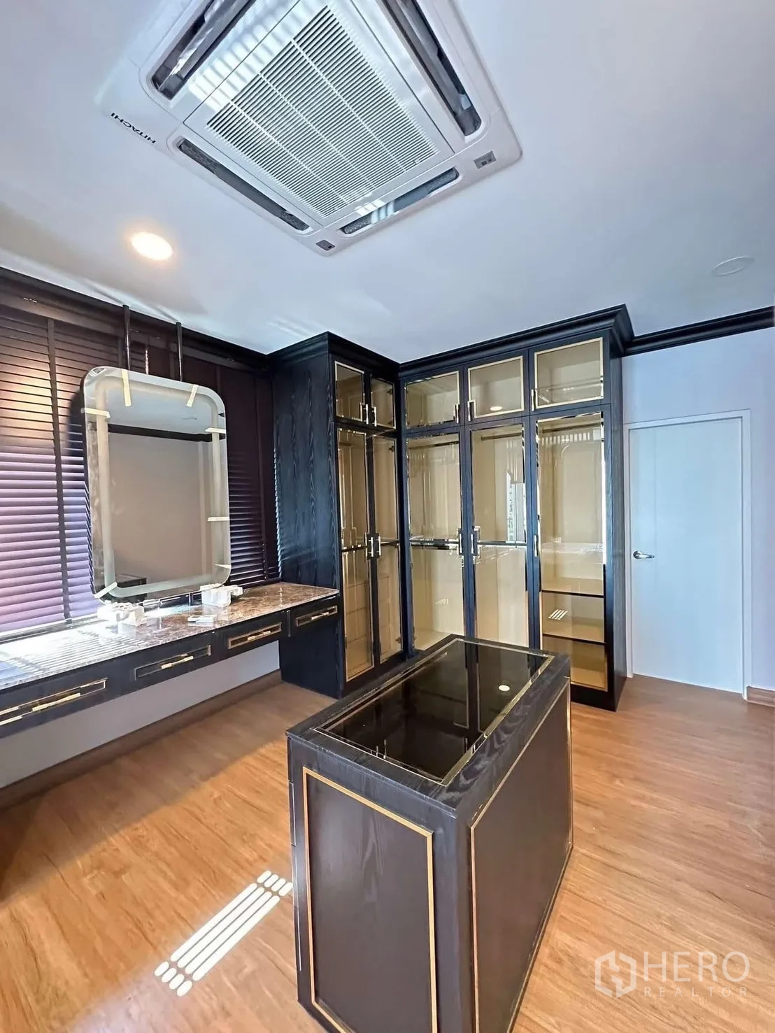 Detached House for rent in Bang Phli, Samut Prakan - Another view of the dressing room showcasing built-in cabinets and wood flooring.