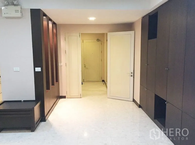 Condominium for rent in Khlong Toei, Bangkok - Entry hallway featuring built-in storage cabinets and neutral tones.