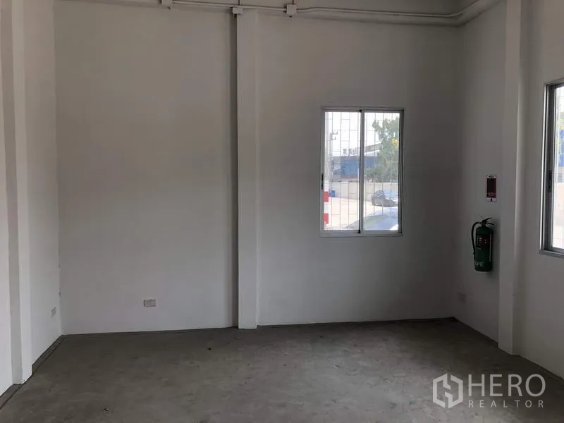 工厂 出租在Khlong Luang, Pathum Thani - 白色办公房，带窗户和灭火器