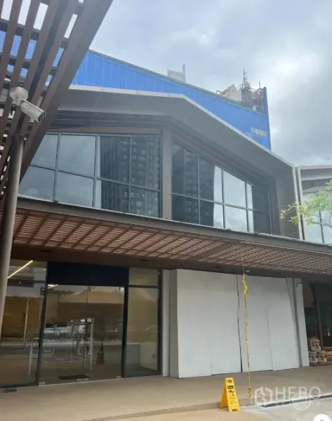 Retail Space for rent - Contemporary retail block featuring a large glass facade and covered walkway near BTS Ekkamai.