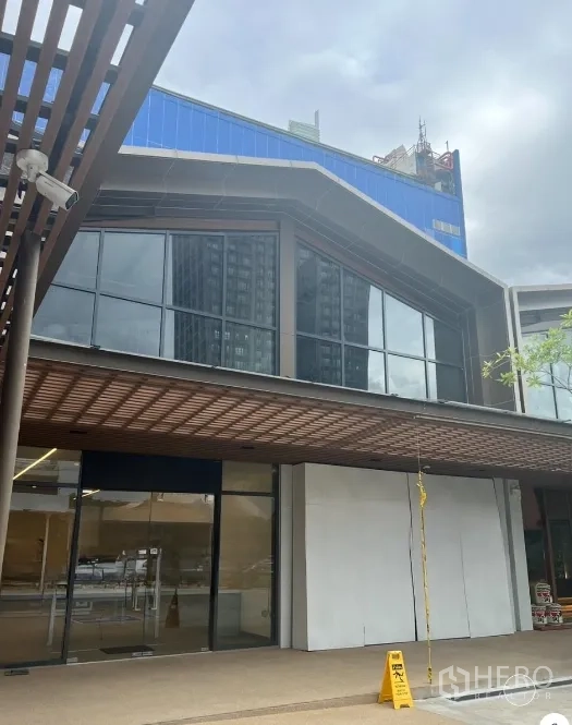 Retail Space for rent - Contemporary retail block featuring a large glass facade and covered walkway near BTS Ekkamai.