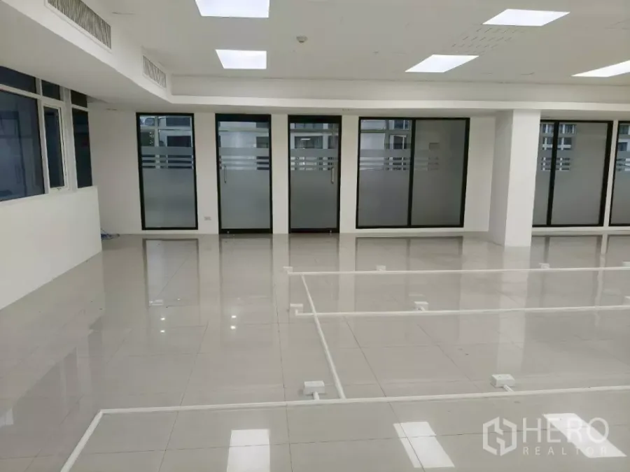 Office Space for rent in Chatuchak, Bangkok - Bright open-plan office with frosted glass meeting rooms and glossy tiled floors