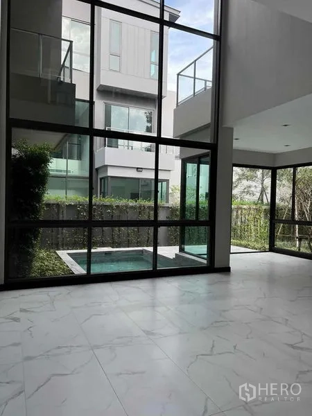 独立式住宅 出售在Bang Kruai, Nonthaburi - 落地窗面向花园与浸泡泳池