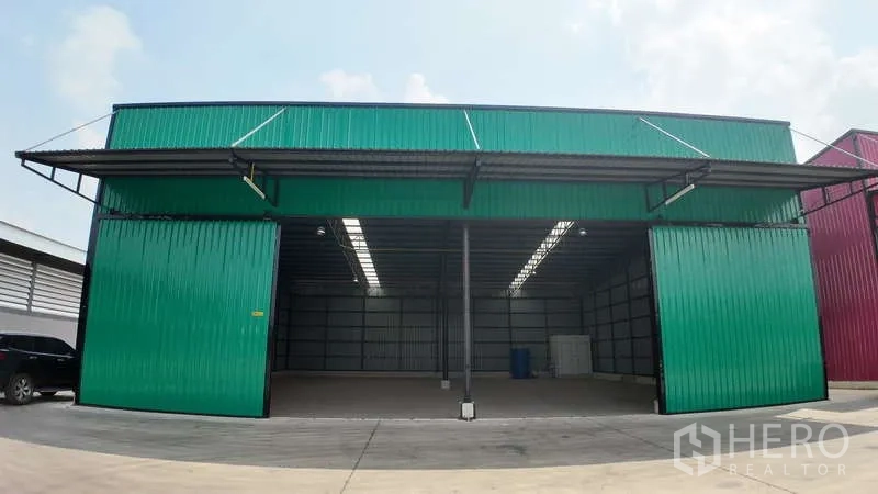 Warehouse for rent in Mueang Chachoengsao, Chachoengsao - Warehouse façade with doors open, showing covered loading bay and tall entry clearance.