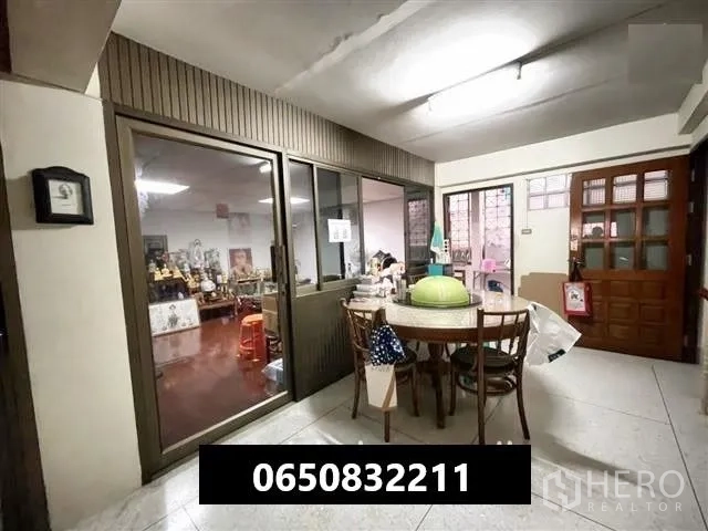 Townhouse for rent in Sathon, Bangkok - Second view of dining room with sliding glass doors and ceiling lighting.