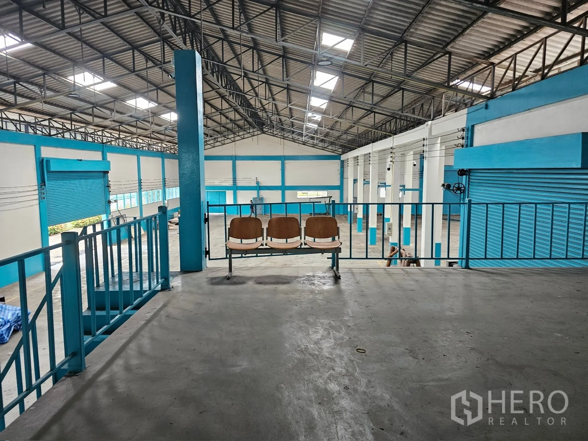 Factory for rent or sale in Mueang Rayong, Rayong - Mezzanine platform with safety railing overlooking the factory floor and steel roof structure.