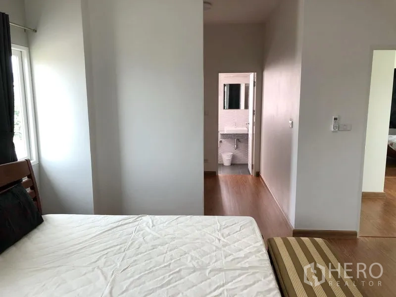 独立式住宅 出租或出售在Huai Khwang, Bangkok - 现代浴室，雨淋花洒、热水器与白色瓷砖