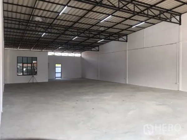 货栈 出租在Lam Luk Ka, Pathum Thani - 开阔仓库区域，白色墙面、金属屋架与大跨度混凝土地面。