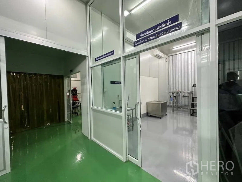 Factory for rent in Khlong Luang, Pathum Thani - Processing laboratory with sliding doors and a sterile white interior.
