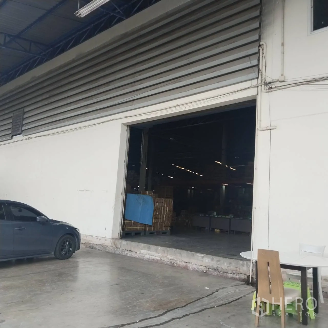 仓库 for rent in Bang Khun Thian, Bangkok - 带宽阔出入口的仓库装卸区与混凝土地坪。