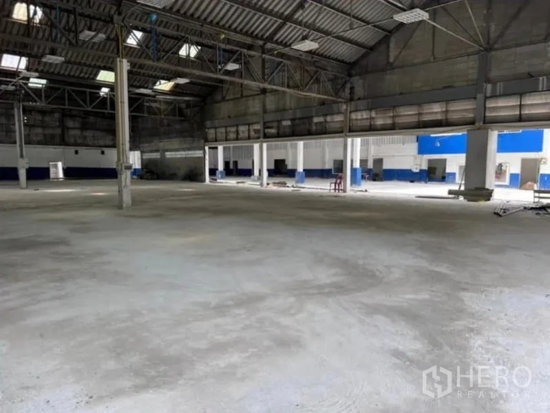 货栈 出租在Phra Khanong, Bangkok - 仓库内部空间宽敞，钢结构高屋顶配天窗，混凝土地面平整。
