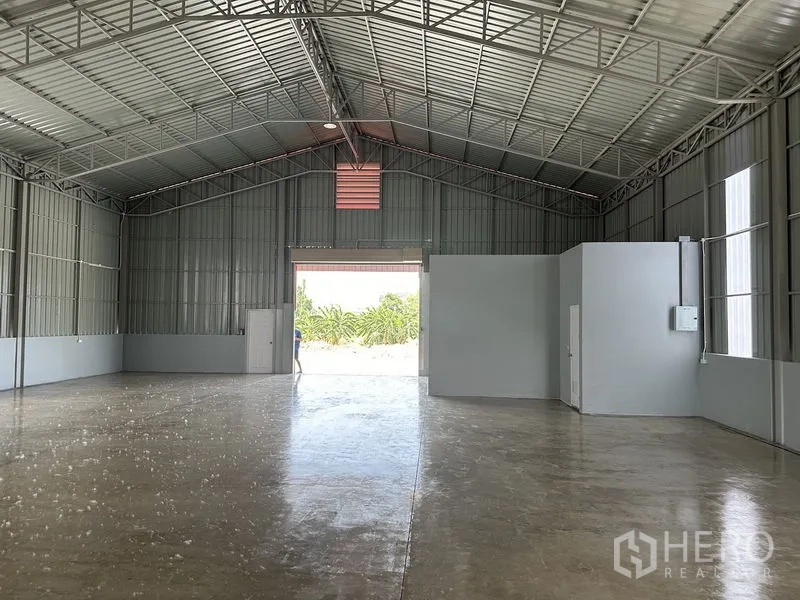 货栈 出租在Pak Kret, Nonthaburi - 开放式库房，入口旁设内置办公室与卷门，装卸便捷。